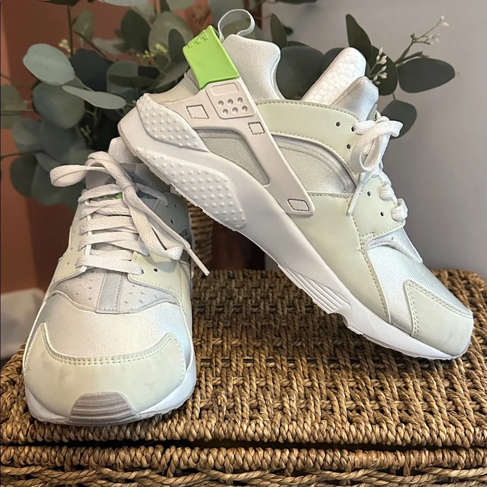 Nike Youth Hurache Run 2.0 GS Sea Glass Lime Blast 6.5Y caged heel Sneakers